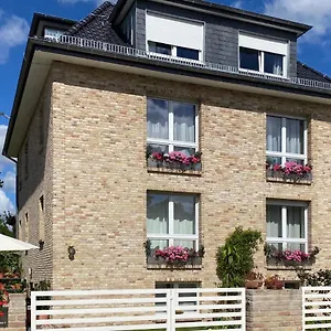 Green Caroline Apartment